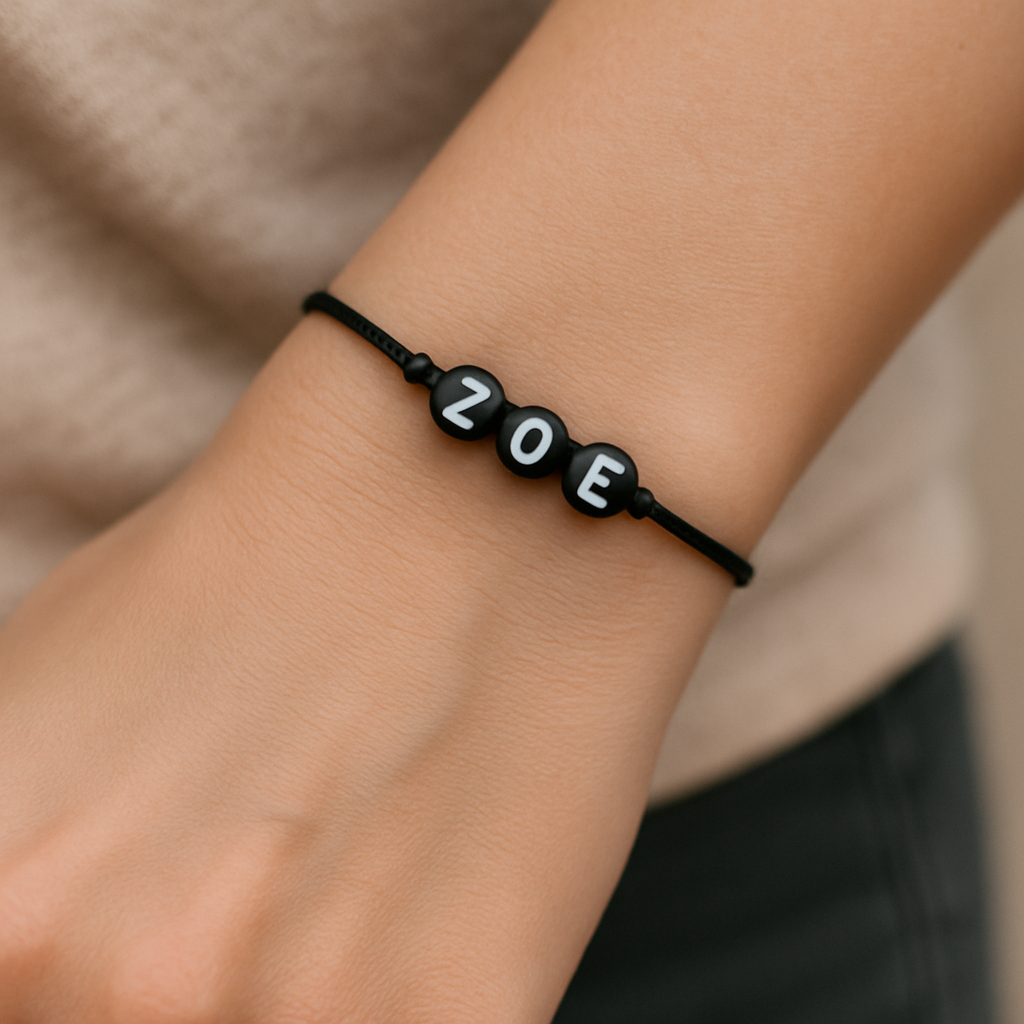 Namensarmband, individuelles Herrenarmband, runde Perlen mit anfänglichen schwarzen Buchstaben, personalisiertes Monogrammarmband für Männer, Brudergeschenk für ihn