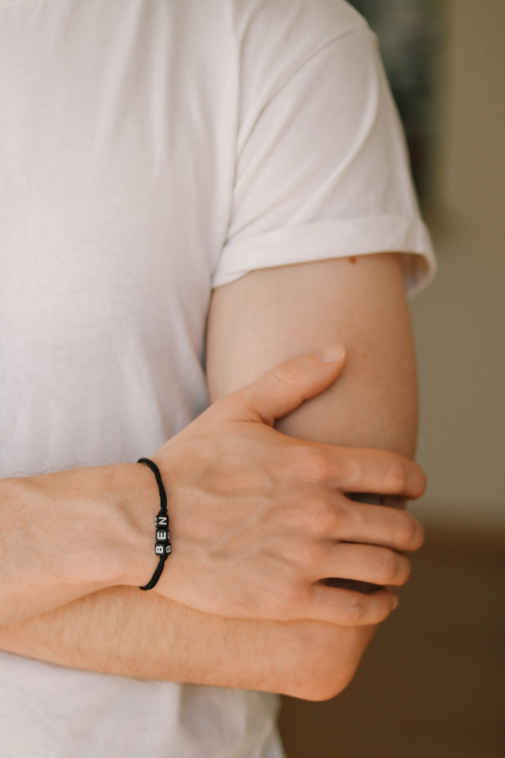 Namensarmband, individuelles Herrenarmband, schwarze Initialen mit englischen Buchstabenperlen, personalisiertes Monogrammarmband für Männer, Geschenk für ihn zum Vatertag