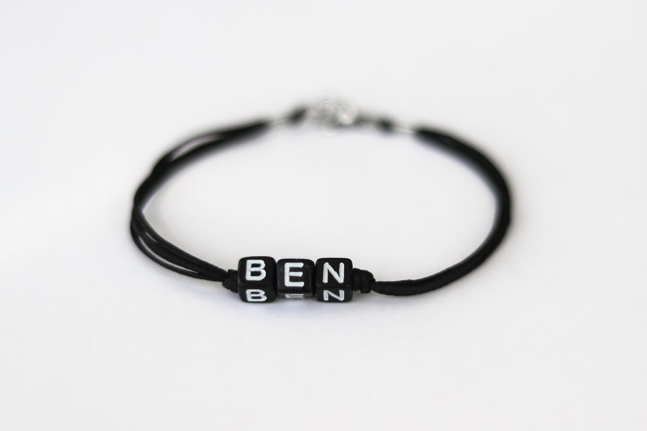 Namensarmband, individuelles Herrenarmband, schwarze Initialen mit englischen Buchstabenperlen, personalisiertes Monogrammarmband für Männer, Geschenk für ihn zum Vatertag