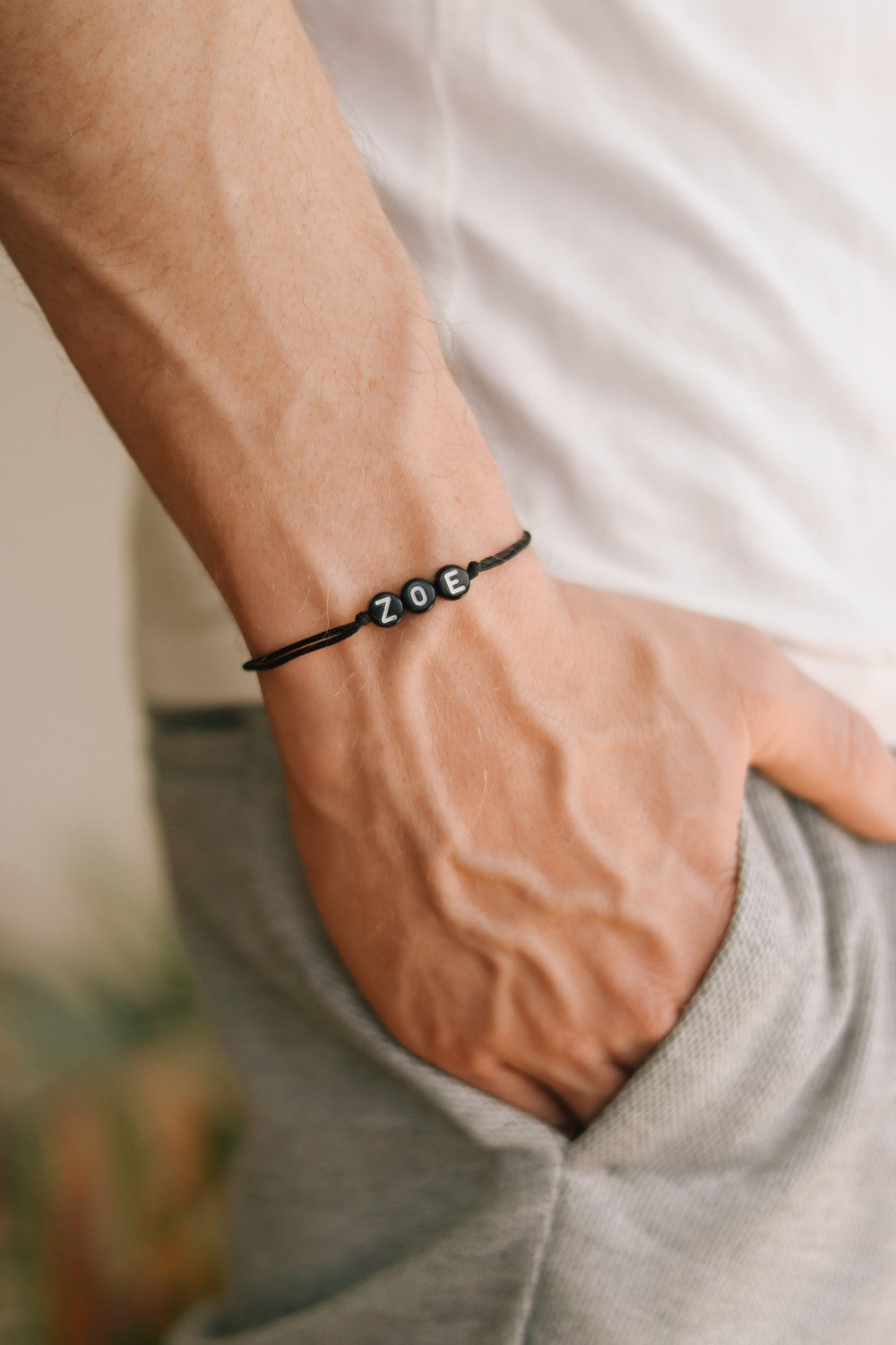 Namensarmband, individuelles Herrenarmband, runde Perlen mit anfänglichen schwarzen Buchstaben, personalisiertes Monogrammarmband für Männer, Brudergeschenk für ihn