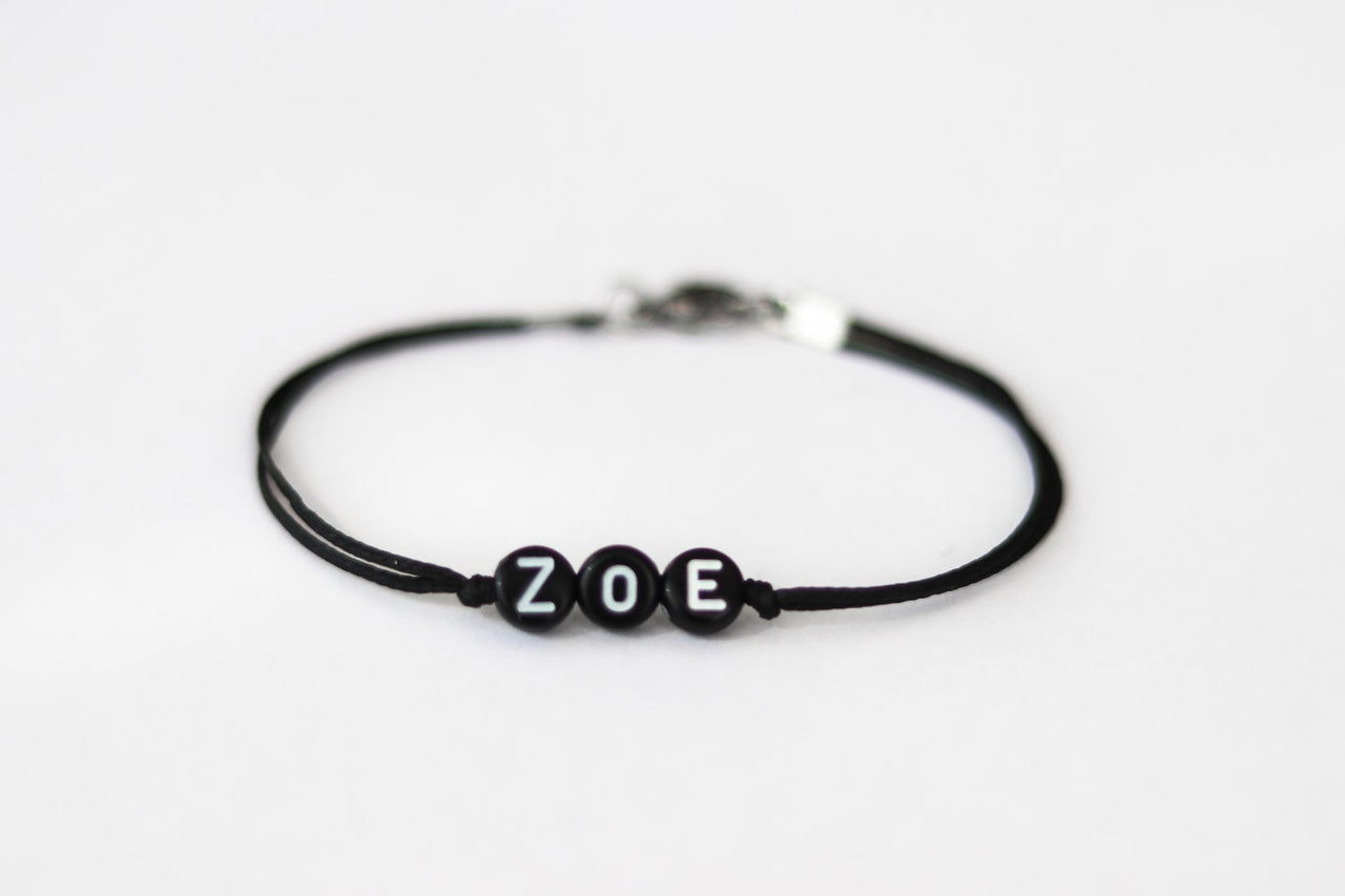 Namensarmband, individuelles Herrenarmband, runde Perlen mit anfänglichen schwarzen Buchstaben, personalisiertes Monogrammarmband für Männer, Brudergeschenk für ihn