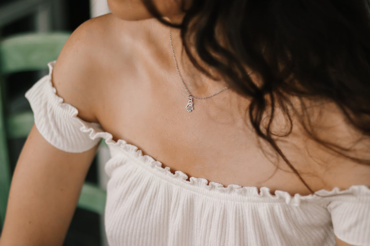 Silberne Hamsa-Halskette, kleiner Anhänger, wasserfeste Halskette, Schutz vor dem bösen Blick, Kabbalah-jüdisches Geschenk für sie, Hand von Fatima, Layering