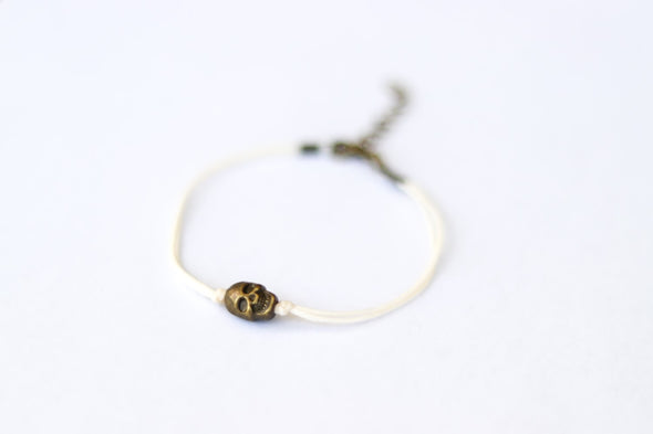 Bronzefarbenes Totenkopf-Perlenarmband, beige Schnur, Geschenk für sie, verstellbares Armband