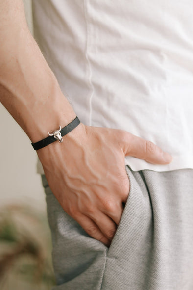 Stierschädel-Armband für Männer mit schwarzem Kunstleder-Manschettenriemen, individuelle Größe, Festival-Schmuck