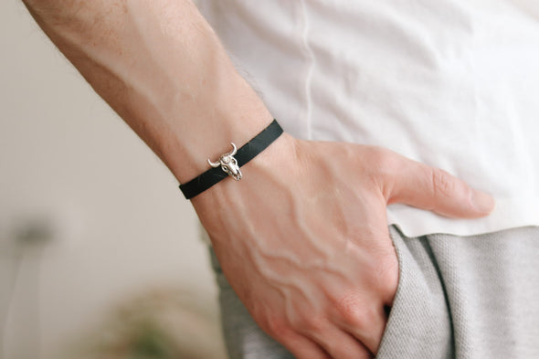 Stierschädel-Armband für Männer mit schwarzem Kunstleder-Manschettenriemen, individuelle Größe, Festival-Schmuck
