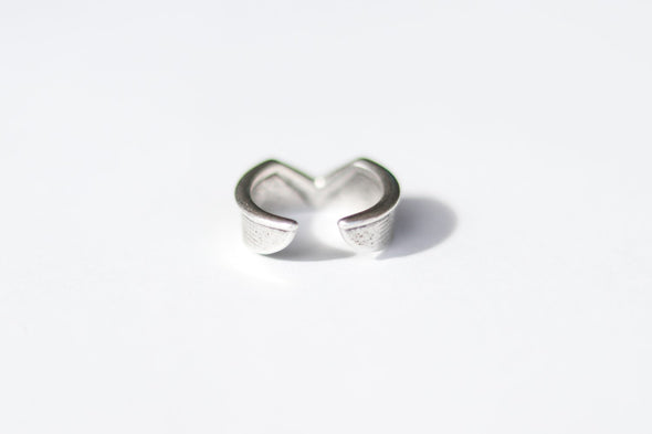 Ring für Männer, silberner Statement-Ring, Herrenring, Freundgeschenk für ihn, verstellbarer Ring, V-förmiger Ring, minimalistischer Herrenschmuck, stapelbar