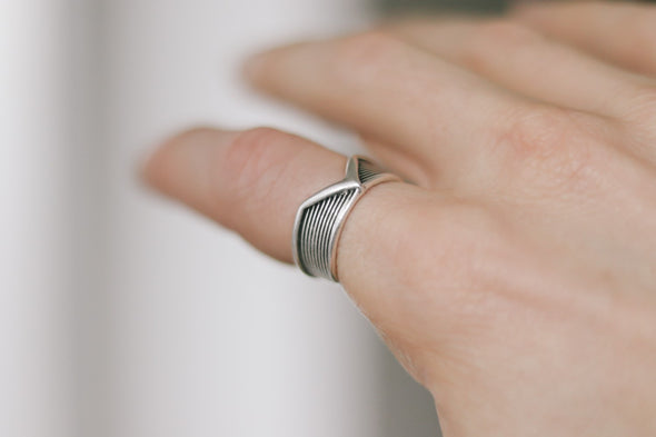 Ring für Männer, silberner Statement-Ring, Herrenring, Freundgeschenk für ihn, verstellbarer Ring, V-förmiger Ring, minimalistischer Herrenschmuck, stapelbar