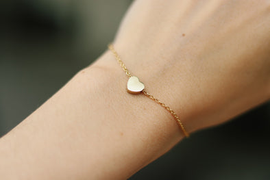 Herzarmband, goldfarbenes Kettenarmband, kleines Herzperlen-Charm-Armband, personalisiert
