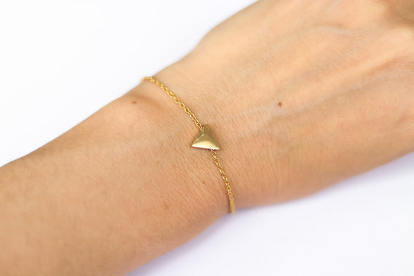 Dreiecksarmband, goldfarbenes Kettenarmband, kleines Dreiecksperlen-Charm-Armband
