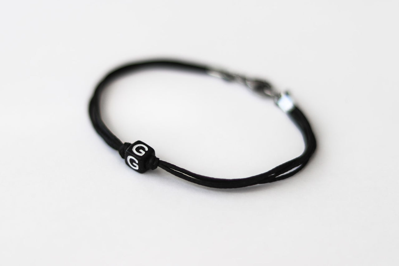 Initialenarmband, individuelles Herrenarmband, schwarze Charmperle, englischer Buchstabe, personalisiert