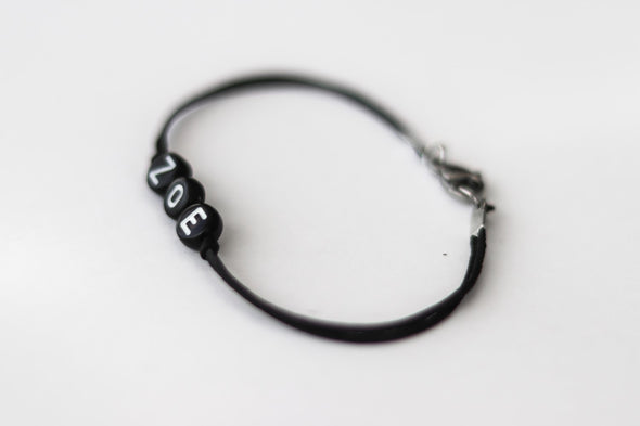 Namensarmband, individuelles Herrenarmband, runde Perlen mit anfänglichen schwarzen Buchstaben, personalisiertes Monogrammarmband für Männer, Brudergeschenk für ihn