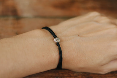 Ein-Kind-Armband, schwarzes Armband mit versilberter Kinderperle, Mutterschmuck, Muttertagsgeschenk, personalisiert