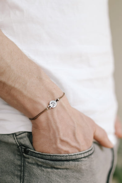 Silbernes Om-Charm-Armband für Männer, braune Kordel, personalisierte individuelle Farbe und Größe, Yoga-Armband