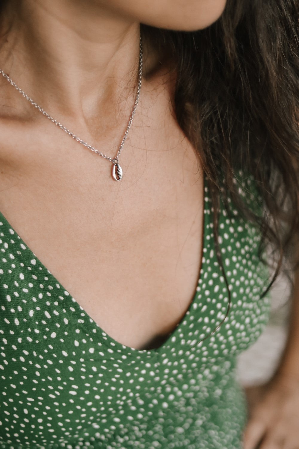 Silberne Kauri-Halskette, kleiner Muschelanhänger, Edelstahlkette, Brautjungfern-Geschenk für sie, minimalistisch, Layering