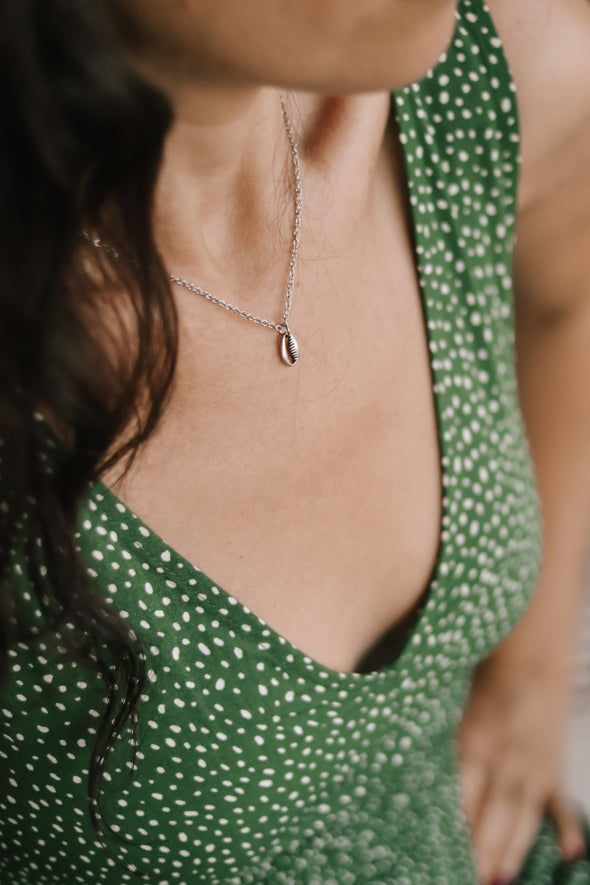Silberne Kauri-Halskette, kleiner Muschelanhänger, Edelstahlkette, Brautjungfern-Geschenk für sie, minimalistisch, Layering