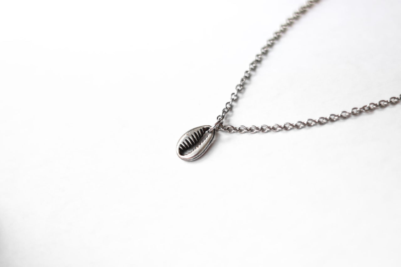 Silberne Kauri-Halskette, kleiner Muschelanhänger, Edelstahlkette, Brautjungfern-Geschenk für sie, minimalistisch, Layering