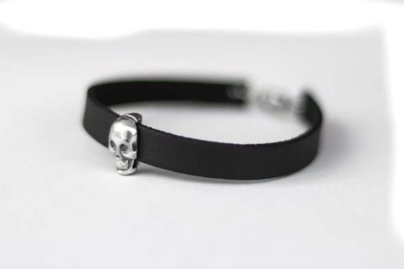 Totenkopf-Armband für Herren mit schwarzem Kunstleder-Manschettenriemen, individuelle Größe