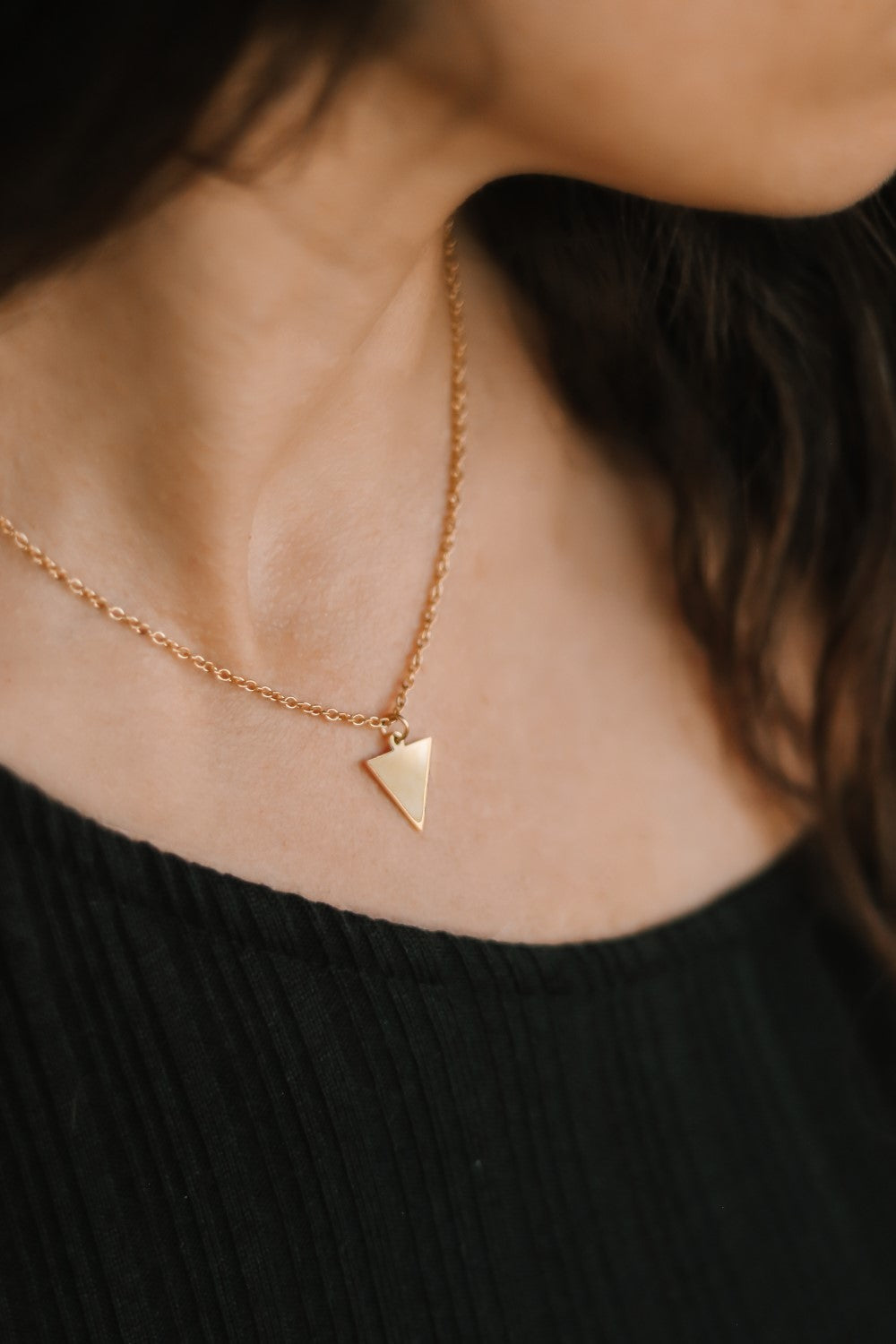 Goldene Dreieckskette, kleiner Dreiecksanhänger, Edelstahlkette, als Geschenk verpackt, Festivalschmuck