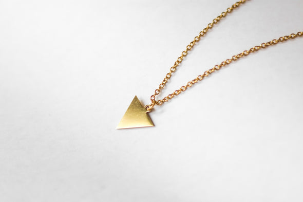 Goldene Dreieckskette, kleiner Dreiecksanhänger, Edelstahlkette, als Geschenk verpackt, Festivalschmuck