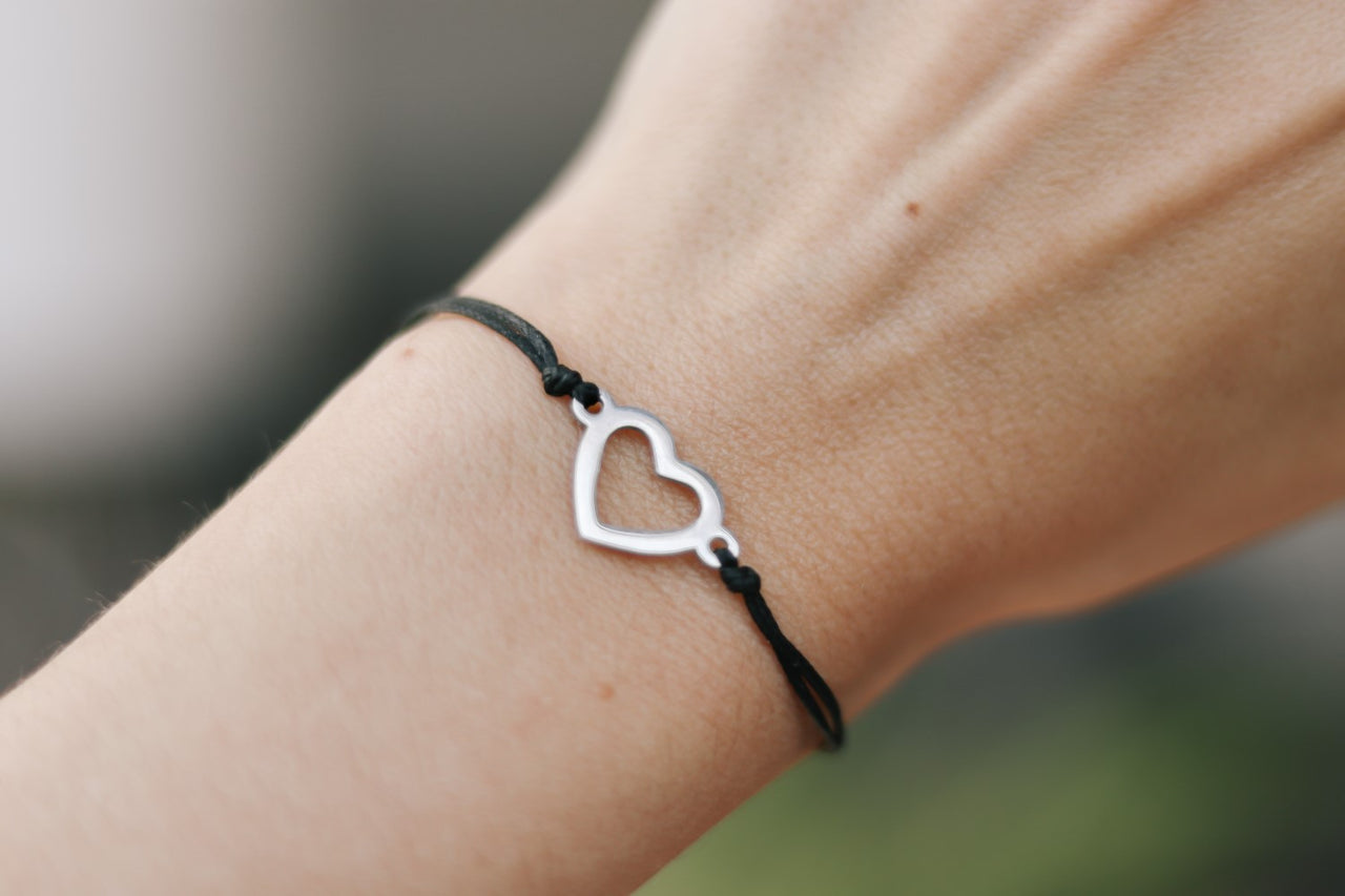 Silbernes Herzarmband, schwarze Kordel, personalisierter Schmuck, wasserfest