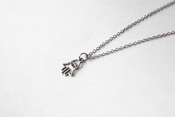 Silberne Hamsa-Halskette, kleiner Anhänger, wasserfeste Halskette, Schutz vor dem bösen Blick, Kabbalah-jüdisches Geschenk für sie, Hand von Fatima, Layering