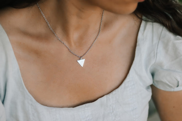 Silberne Dreieckskette, kleiner Dreiecksanhänger, wasserdichte Halskette, Brautjungferngeschenk für sie, geometrisch, geometrische Halskette, Mädchen