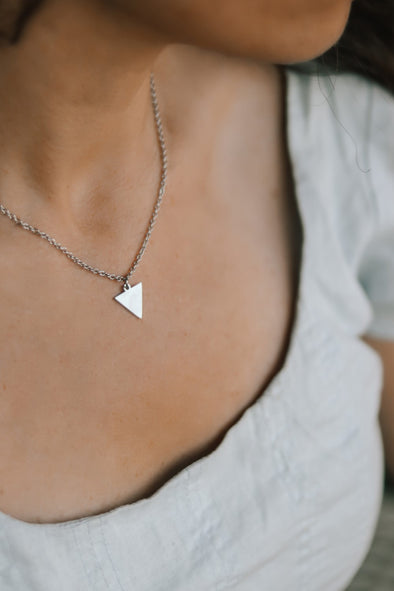 Silberne Dreieckskette, kleiner Dreiecksanhänger, wasserdichte Halskette, Brautjungferngeschenk für sie, geometrisch, geometrische Halskette, Mädchen