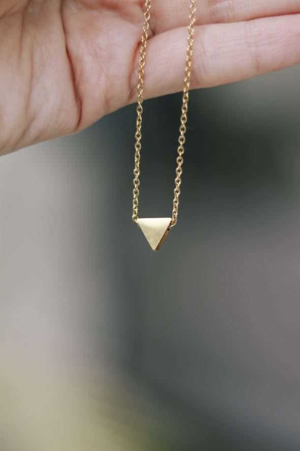 Dreieckige Halskette, winzige Goldperlenkette, Kettenhalskette, personalisierter Schmuck, Festivalschmuck