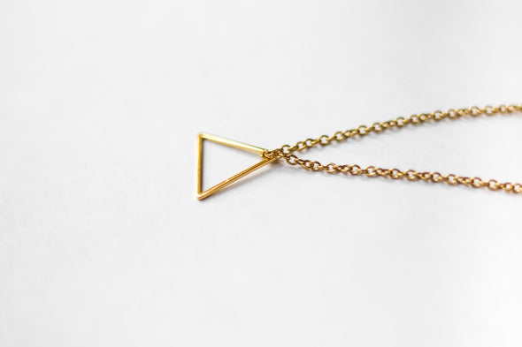 Goldene Dreieckskette, umgedrehtes Dreieck, Goldkette, Brautjungfern-Geschenk für sie, geometrisch, Layering-Halskette