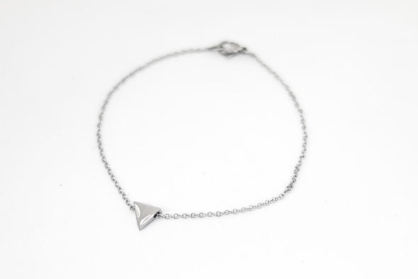 Dreiecksarmband, wasserfestes Silberkettenarmband, kleines Dreiecksperlen-Charm-Armband